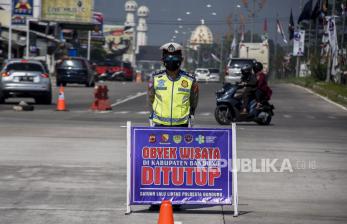 Petugas kepolisian berjaga saat Operasi Yustisi PPKM Darurat di gerbang keluar Tol Soreang, Kabupaten Bandung, Ahad (4/7). Operasi tersebut merupakan tindak lanjut dari penerapan Pemberlakuan Pembatasan Kegiatan Masyarakat (PPKM) Darurat Jawa dan Bali yang ditujukan untuk menekan mobilitas kendaraan agar tidak masuk ke wilayah Bandung Raya demi mencegah penyebaran Covid-19. Foto: Republika/Abdan Syakura
