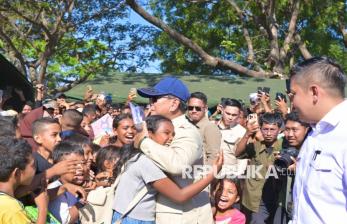 Momen Hangat Presiden Prabowo Peluk Anak-Anak Pengungsi Gempa NTT