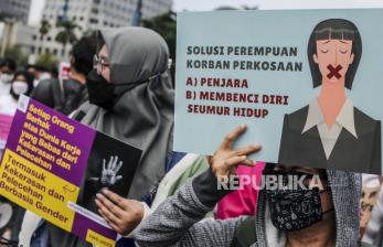 Sejumlah massa aksi melaksanakan unjuk rasa di kawasan Patung Kuda, Jakarta, Selasa (8/3/2022). Unjuk rasa dalam rangka memperingati Hari Perempuan Internasional itu menuntut pemerintah untuk mewujudkan sistem perlindungan sosial yang tidak diskriminatif dan segera mengesahkan RUU TPKS yang pro terhadap korban kekerasan. Republika/Putra M. Akbar