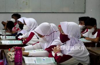 Siswa mengikuti pembelajaran tatap muka (PTM) di SDN Lempuyangwangi, Yogyakarta, Senin (17/1/2022). Pemerintah Kota Yogyakarta hingga kini belum menerapkan PTM 100 persen karena menunggu evaluasi PTM 70 persen. Rencananya PTM 100 persen akan diberlakukan pada 24 Januari mendatang.