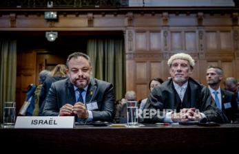 Penasihat Hukum Kementerian Luar Negeri Israel, dan pengacara Malcolm Shaw (kanan) sebelum sidang kasus genosida terhadap Israel yang diajukan oleh Afrika Selatan  di Mahkamah Internasional (ICJ),di The Hauge, Belanda, (11/1/2024).