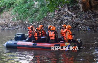 Naik Perahu Karet, Gubernur Pramono Susuri Sungai Kanal Banjir Barat