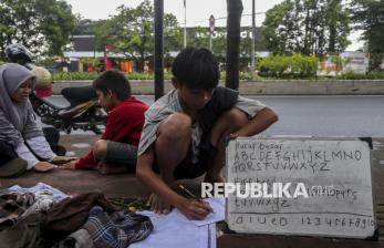 In Picture: Sekolah Pinggir Jalan, Oase Pendidikan untuk Anak Dhuafa di Serang