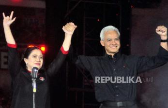 Ketua DPP PDIP, Puan Maharani dan Capres PDIP, Ganjar Pranowo mengangkat tangan sambil menyapa puluhan ribu kader PDIP Jawa Tengah.