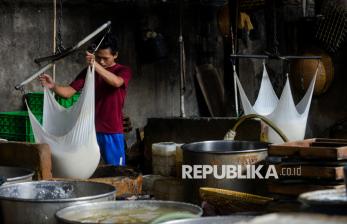Harga Kedelai Melejit, Perajin Tahu Kian Terjepit