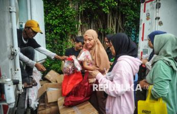 In Picture: Warga Penerima KJP Manfaatkan Layanan Pangan Bersubsidi di RPTRA Bonti