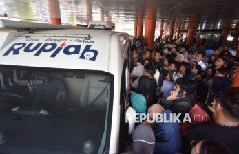 Antrean Penukaran Uang Baru Membludak di Pasar Raya Padang