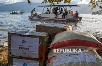 Akses Jalan Terputus, Bantuan Korban Banjir di Tanah Datar Didistribusikan dengan Perahu