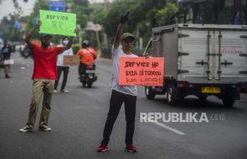 Sejumlah penyedia jasa servis handphone menawarkan jasanya di kawasan Pusat Grosir Cililitan (PGC), Jakarta, Selasa (13/7). Dampak dari ditutupnya mall karena PPKM darurat yang diberlakukan pemerintah pada 3 hingga 20 Juli 2021, membuat sejumlah penyedia jasa servis handphone menawarkan jasanya di pinggir jalan sekitar PGC untuk memenuhi kebutuhan sehari-hari. Republika/Putra M. Akbar