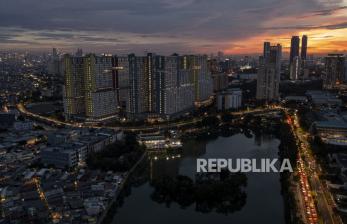 Foto udara suasana Rumah Sakit Darurat COVID-19 (RSDC) Wisma Atlet (kiri) di Kemayoran, Jakarta, Jumat (17/12/2021). Pemerintah memutuskan untuk mengisolasi RSDC Wisma Atlet Kemayoran selama 7 hari sebagai bentuk antisipasi pencegahan penularan varian Omicron pada level komunitas menyusul ditemukannya kasus di area rumah sakit tersebut. 
