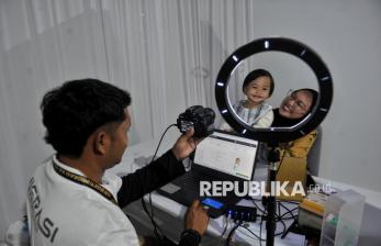 In Picture: Antusiasme Warga Datangi Layanan Pembuatan Paspor di Kawasan GBK