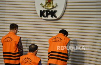 In Picture: KPK Tahan 3 Tersangka Kasus Korupsi Pengadaan Lahan PTPN XI