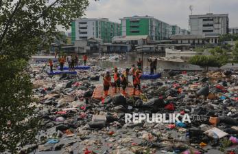 Ratusan Petugas Berjibaku Bersihkan Sampah di Pesisir Muara Baru Jakarta