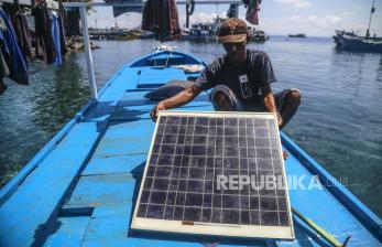 In Picture: Nelayan Manfaatkan Panel Surya untuk Sumber Energi Listrik saat Melaut