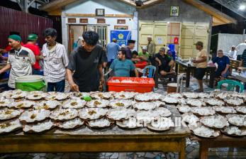 Ribuan Porsi Makanan Sahur Dibagikan Gratis Setiap Malam di Palu