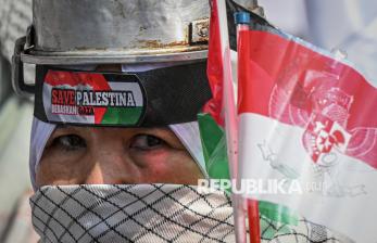 In Picture: Minta Perbatasan Rafah Dibuka, Massa Free Palestina Network Geruduk Kedubes Mesir