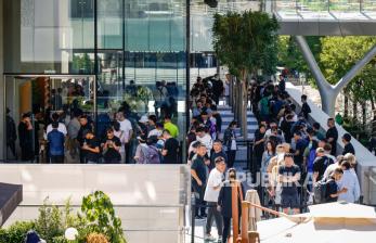 Begini Antrean Pembeli Iphone 15 di Beijing
