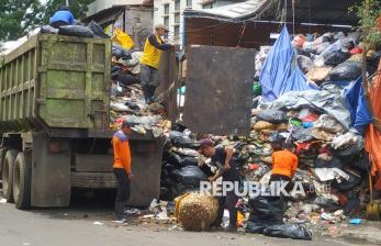 Tumpukan Sampah Menggunung di Sejumlah TPS Kota Bandung