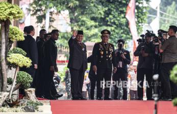 Prabowo Terima Tanda Kehormatan Bintang Bhayangkara Utama