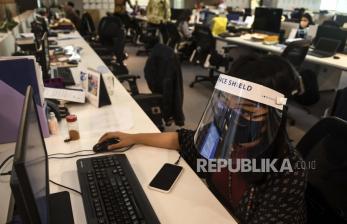 Karyawan melakukan aktivitas di pusat perkantoran, kawasan SCBD, Jakarta, (ilustrasi).