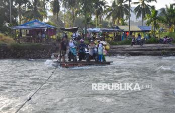Jembatan Putus, Warga Padang Pariaman Andalkan Rakit untuk Seberangi Sungai Batang Anai