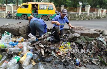 Saat Para <em>Gober</em> Masuk Gorong-Gorong untuk Bersihkan Sampah