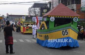 In Picture: Mobil Hias Semarakkan Pawai Ta'aruf MTQ Nasional ke-30