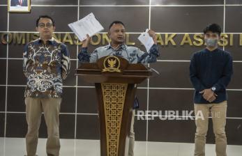 Komisioner Penyelidikan atau Pemantauan Komnas HAM  Mohammad Choirul Anam (tengah) bersama Koordinator Subkomisi Pemajuan HAM/Komisioner Pendidikan dan Penyuluhan Beka Ulung Hapsara (kiri) dan anggota pencari fakta Komnas HAM memberikan keterangan kepada media terkait hasil temuan awal Komnas HAM atas Tragedi Kemanusiaan Stadion Kanjuruhan di kantor Komnas HAM, Jakarta, Rabu (12/10/2022). Dalam keterangannya Komnas HAM menilai penyebab utama tragedi Kanjuruhan ialah penggunaan gas air mata. 