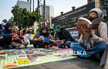 In Picture: Aktivis Geruduk Kementerian Kebudayaan, Protes Pernyataan Fadli Zon tentang Tragedi Mei 98