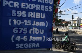 Spanduk bertuliskan harga tes usap Polymerase Chain Reaction (PCR) terpasang di sebuah lokasi penyedia layanan tes COVID-19 di Jakarta, Ahad (15/8/2021). Presiden Joko Widodo meminta harga tes usap PCR untuk COVID-19 di Indonesia diturunkan di sekitaran harga Rp450 ribu-Rp550 ribu dan hasilnya dapat diketahui maksimal 1 x 24 jam. 