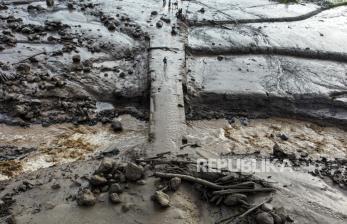 In Picture: Banjir Lahar Dingin Terjang Tanah Datar, 13 Orang Meninggal Dunia