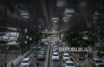 Pengendara melintasi ruas jalan Merdeka, Kota Bandung, Jawa Barat, Senin (6/12/2021). Satuan Lalu Lintas (Satlantas) Polrestabes Bandung mewacanakan kembali menutup 10 titik ruas jalan raya di Kota Bandung pada saat Libur Natal dan Tahun baru guna mengantisipasi penyebaran COVID-19 pada PPKM level 3 serentak se-Indonesia. 