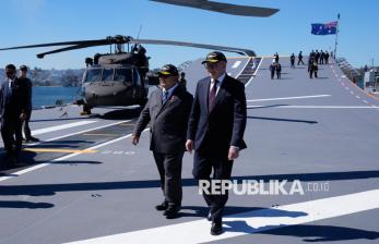 Momen Presiden Prabowo dan PM Albanese Tinjau Kapal Induk Australia HMAS Canberra