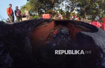 Begini Penampakan Ruas Jalan di Lenteng Agung yang Ambles Sedalam 3 Meter