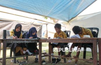 70 Siswa SD Negeri Kaburea Nagekeo Belajar di Tenda Darurat Pascagempa