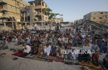 In Picture: Warga Palestina di Khan Younis Laksanakan Sholat Idul Adha Diantara Reruntuhan Bangunan