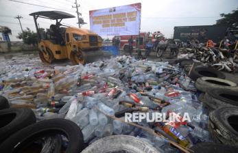 Polres Klaten Musnahkan 2.775 Botol Miras dan Ratusan Knalpot Brong 