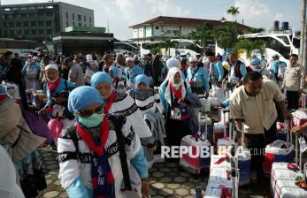 Jamaah Haji Kloter Pertama Debarkasi Lampung Tiba di Tanah Air