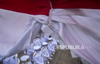 Sejumlah perwira KRI Bima Suci dan Satlat AAL mengikuti upacara HUT Ke-76 Tentara Nasional Indonesia (TNI) di atas geladak KRI Bima Suci di Perairan Selat Malaka, Aceh, Selasa (5/10/2021). Pada HUT Ke-76 TNI Presiden Joko Widodo mengatakan Indonesia harus mulai memanfaatkan lompatan teknologi militer dan investasi pertahanan yang terencana. 