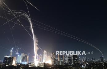 Sistem pertahanan udara Israel Iron Dome berusaha mencegat serangan rudal Iran di Tel Aviv, Israel, Sabtu (14/6/2025) dinihari. Iran membalas serangan Israel dengan meluncurkan rudal-rudal balistik ke Tel Aviv. Militer Israel (IDF) lewat unggahan di media sosial mengatakan semua wilayah Israel sedang diserang.