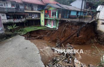 In Picture: Jembatan dan Jalan Terputus Akibat Banjir Luapan Sungai Ciliwung di Cisarua