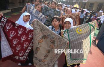 Sambut Ramadhan, Siswa Sekolah Dasar di Solo Gelar Parade Sajadah 