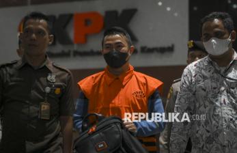 In Picture: Jadi Tersangka Korupsi, Pj Wali Kota Pekanbaru Ditahan KPK