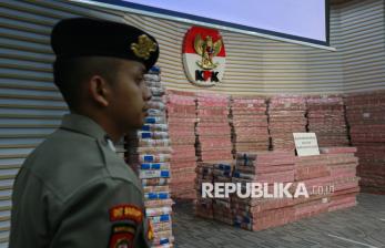KPK Serahkan Uang Rampasan Korupsi Investasi Fiktif Senilai Rp883 miliar ke PT Taspen
