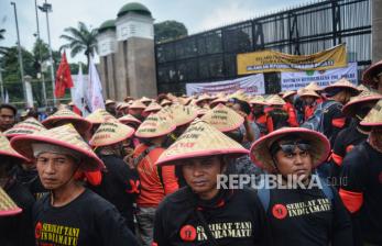 In Picture: Peringati Hari Tani Nasional, Ratusan Petani Gelar Aksi di Depan Gedung DPR