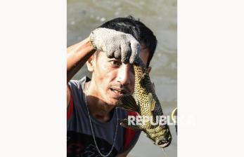 Warga dan PPSU Ramaikan Lomba Tangkap Ikan Sapu-Sapu di Kanal Banjir Timur