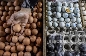 Pedagang merapikan barang dagangan di kiosnya di Pasar Kosambi, Kota Bandung, Kamis (10/6). Pemerintah berencana akan mengenakan Pajak Pertambahan Nilai (PPN) untuk sejumlah bahan pokok (sembako) dari sektor pertanian, perkebunan, kehutanan, peternakan dan perikanan. Ketentuan PPN sembako ini telah diterbitkan dalam Revisi Undang-Undang Nomor 6 Tahun 1983 tentang Ketentuan Umum dan Tata Cara Perpajakan (RUU KUP). Foto: Republika/Abdan Syakura
