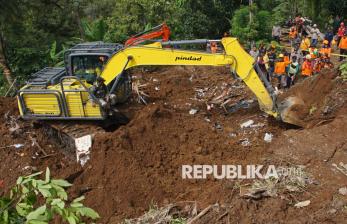 In Picture: Pencarian Korban Bencana Longsor di Jombang Terkendala Cuaca