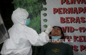 Petugas kesehatan melakukan tes swab PCR Covid-19.