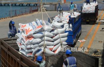 Bongkar Muat Beras Impor Asal Thailand di Pelabuhan Malahayati